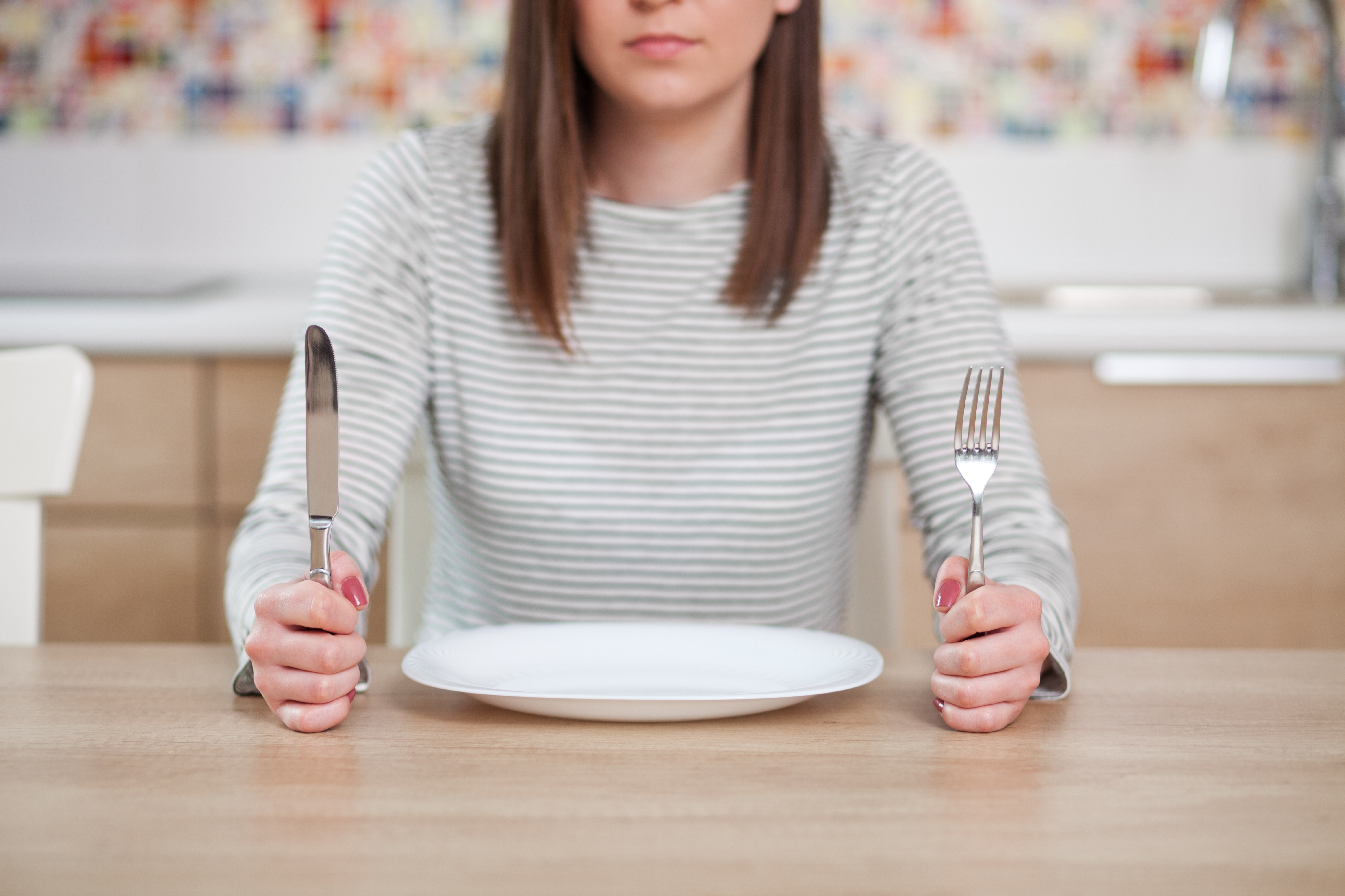 Понятие голода. Человек хочет есть. Девушка с тарелкой. Чувство голода.